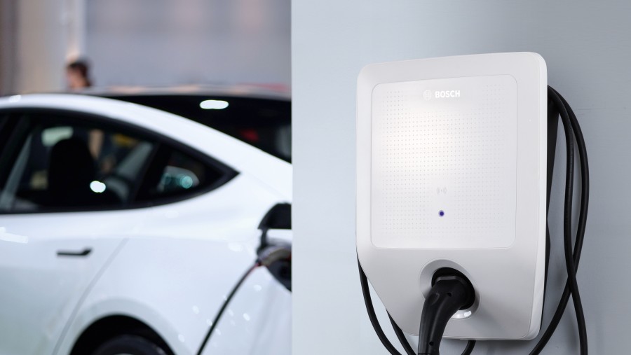 Wallbox Power Charge 7000i an eine Hausfassade montiert und in Betrieb Wallbox Power Charge 7000i an eine Hausfassade montiert und in Betrieb