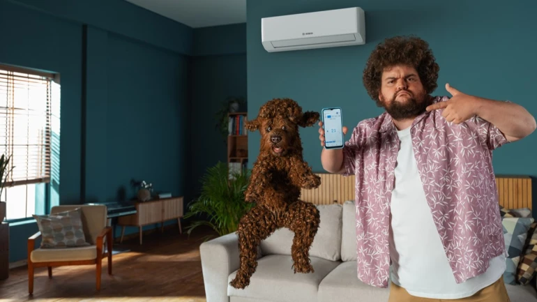 Die Climate 7000i im Wohnzimmer mit Hund.