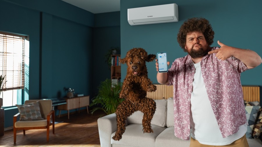 Die Climate 7000i im Wohnzimmer mit Hund. Die Climate 7000i im Wohnzimmer mit Hund.