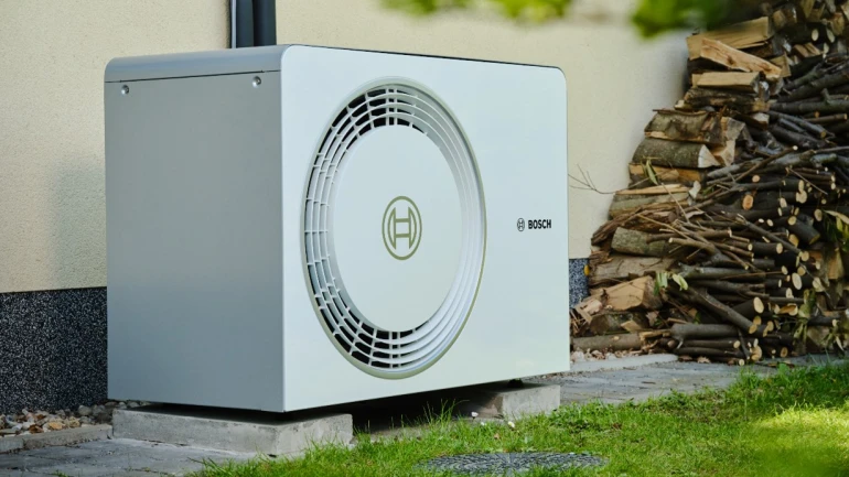 Bosch Compress 6800i AW an der Hauswand stehend