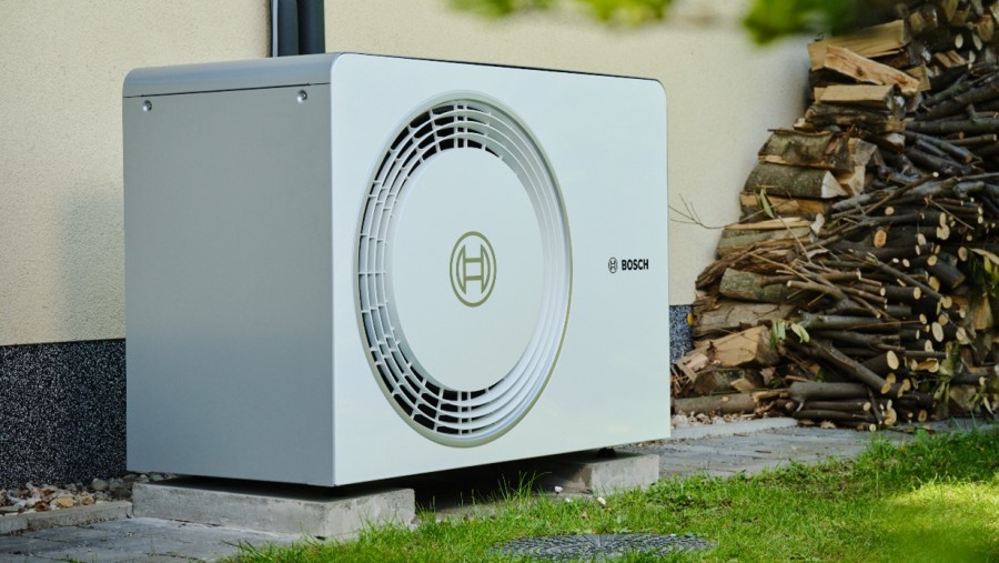 Bosch Compress 6800i AW an der Hauswand stehend