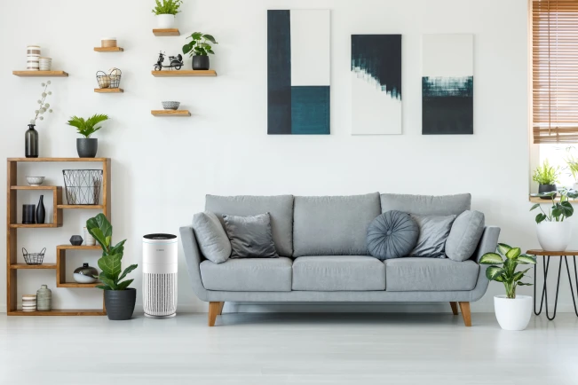 Air 6000 neben einer grauen Couch im Wohnbereich