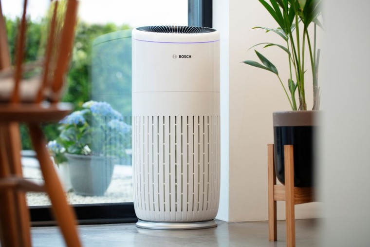 Luftreiniger Air 6000 von Bosch in einem Wohnbereich platziert Luftreiniger Air 6000 von Bosch in einem Wohnbereich platziert
