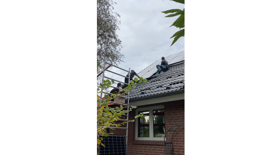 Installateure montieren Photovoltaikanlage auf dem Dach Installateure montieren Photovoltaikanlage auf dem Dach