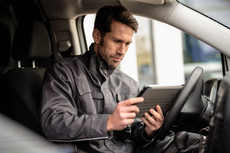 Installateur informiert sich über das Online-Tool Heizreport mit Bosch. Installateur informiert sich über das Online-Tool Heizreport mit Bosch.