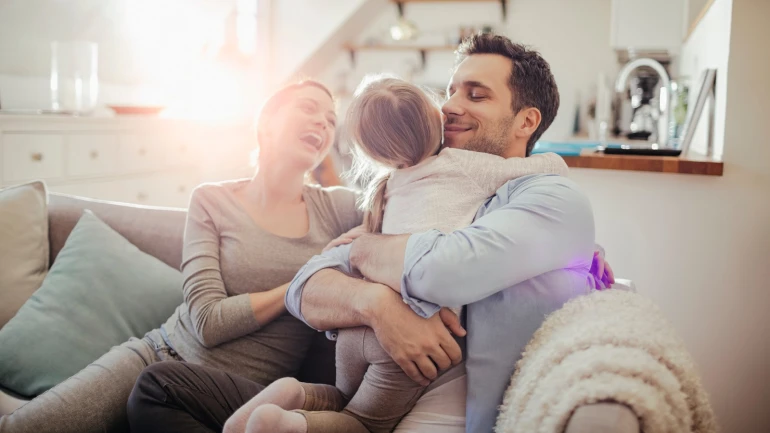 Glückliche Familie auf dem Sofa