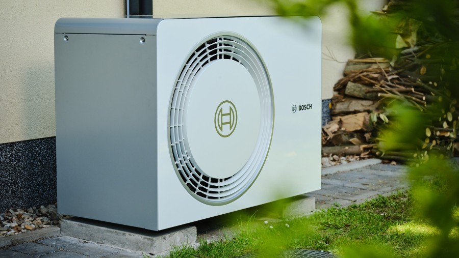 Bosch Wärmepumpe Compress 6800i AW vor einer modernen Hausfassade