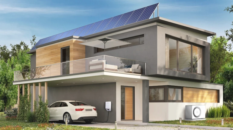 Bosch Wallbox Powercharge an einem modernen Haus beim Carport montiert, das ein Auto lädt.