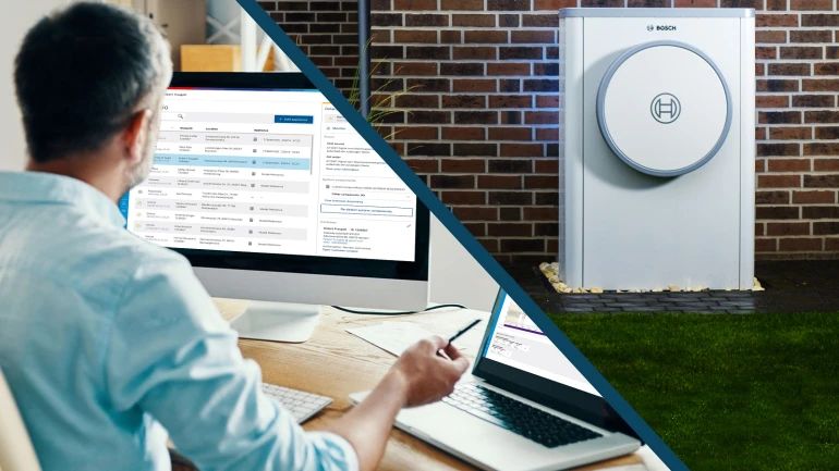 Mann recherchiert am Computer zum Thema Heizungssteuerung und Wärmepumpen.