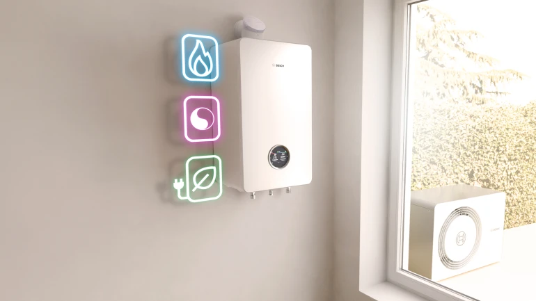 Eine Gasheizung hängt an der Wand, während eine Wärmepumpe vor dem Haus steht.