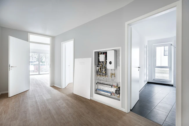 In einer modernen Wohnung hängt eine Wohnungsstation Flow 7000, die gerade geöffnet ist.