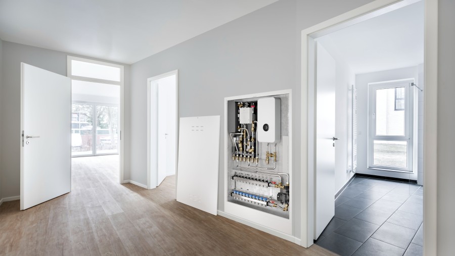 In einer modernen Wohnung hängt eine Wohnungsstation Flow 7000, die gerade geöffnet ist. In einer modernen Wohnung hängt eine Wohnungsstation Flow 7000, die gerade geöffnet ist.