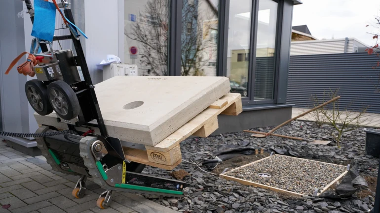 Auf einer Palette liegt ein fertiges Fundament.