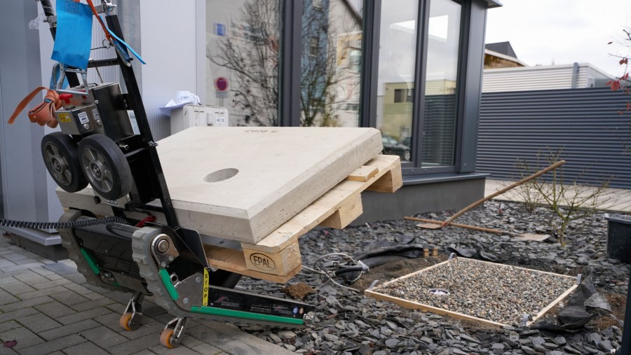 Auf einer Palette liegt ein fertiges Fundament.
