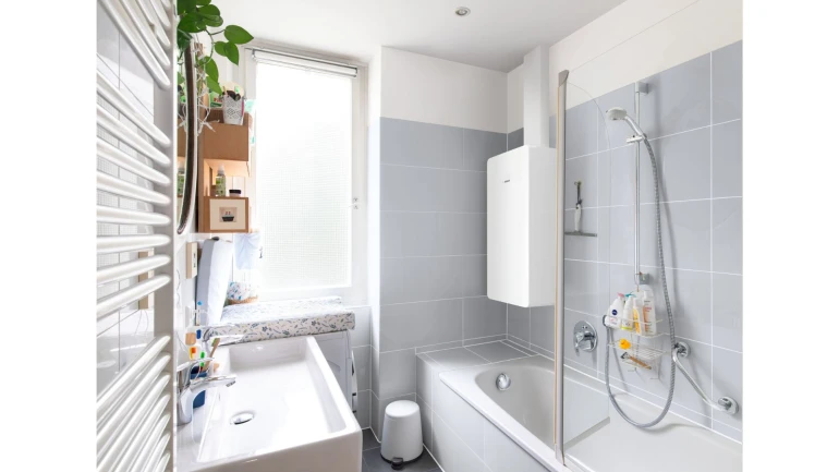 Eine Wohnungsstation ist ist einem Badezimmer montiert.