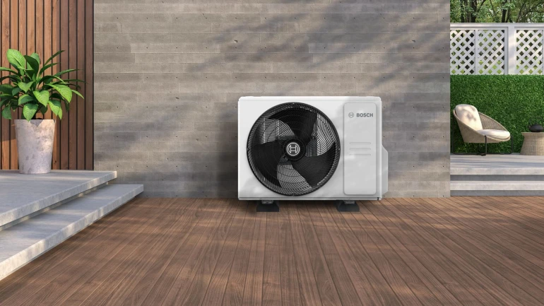 Ein Klimaanlage steht auf der Terasse eines modernen Hauses.