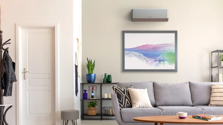 in einem Wohnzimmer ist die Inneneinheit einer Klimaanlage angebracht.