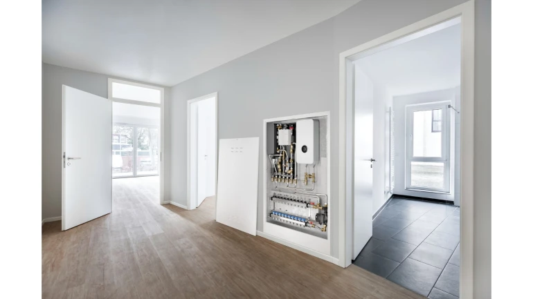 In einer modernen Wohnung ist eine Wohnungsstation installiert, deren Innenleben aktuell zu sehen ist.