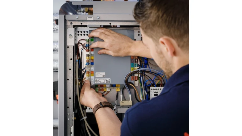 Installateur arbeitet an Bosch Wärmepumpengerät.