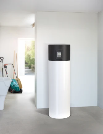 Bosch Brauchwasserwärmepumpe Compress 5000 DW Innengerät steht im Hauswirtschaftsraum im Erdgeschoss