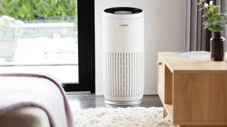 Luftreiniger Air 6000 im Wohnzimmer neben dem Balkon