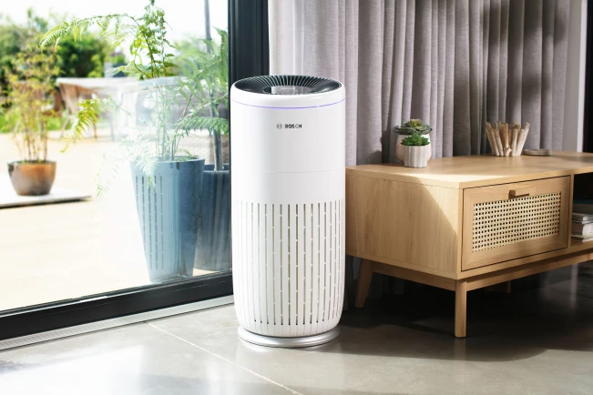 Air 6000 von Bosch im Wohnzimmer stehend