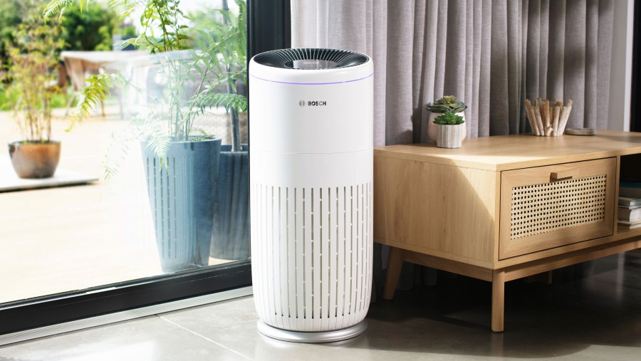 Air 6000 von Bosch im Wohnzimmer stehend