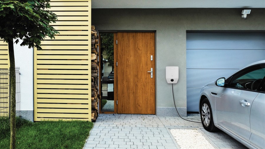 Wallbox von Bosch an der Hauswand montiert