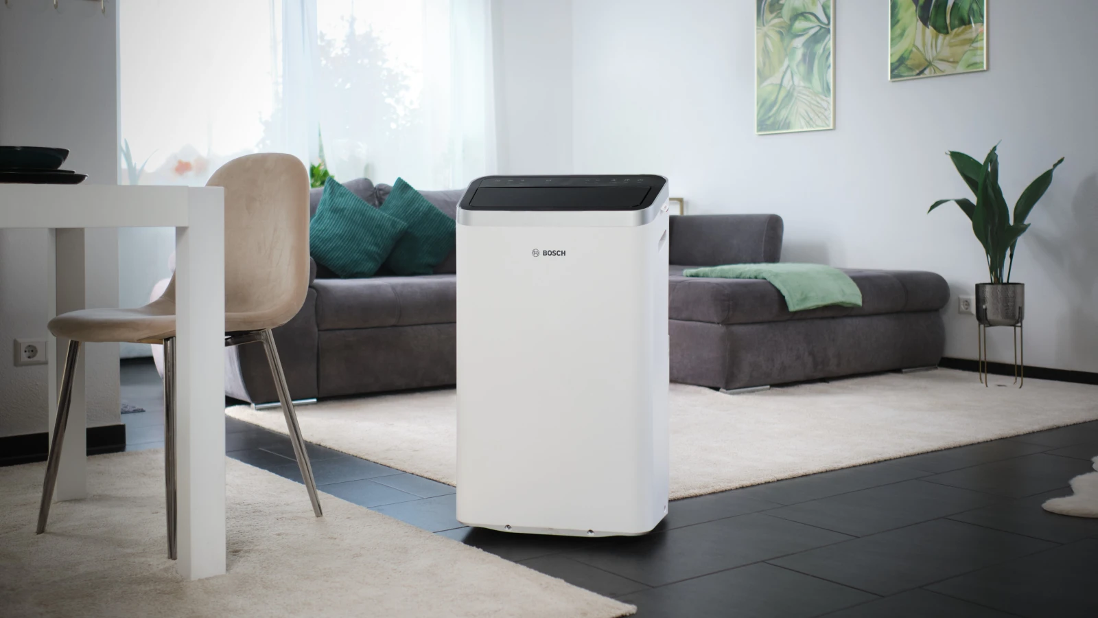 Mobiles Klimagerät Cool 5000 von Bosch steht in einem Wohnzimmer