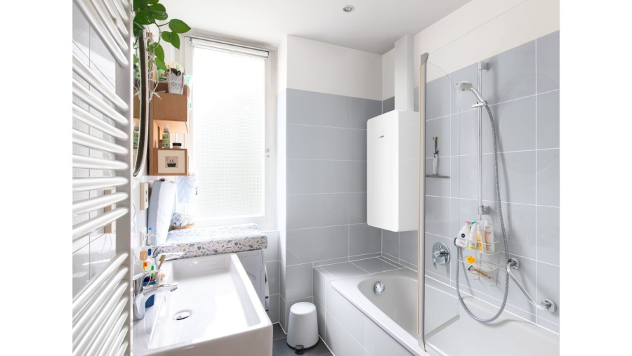 Einbausituation einer Flow 7000 im Badezimmer.