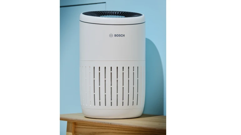 Air 2000 steht auf Kommode