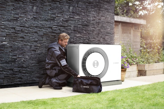 Installateur mit Compress 5800i AW im Garten