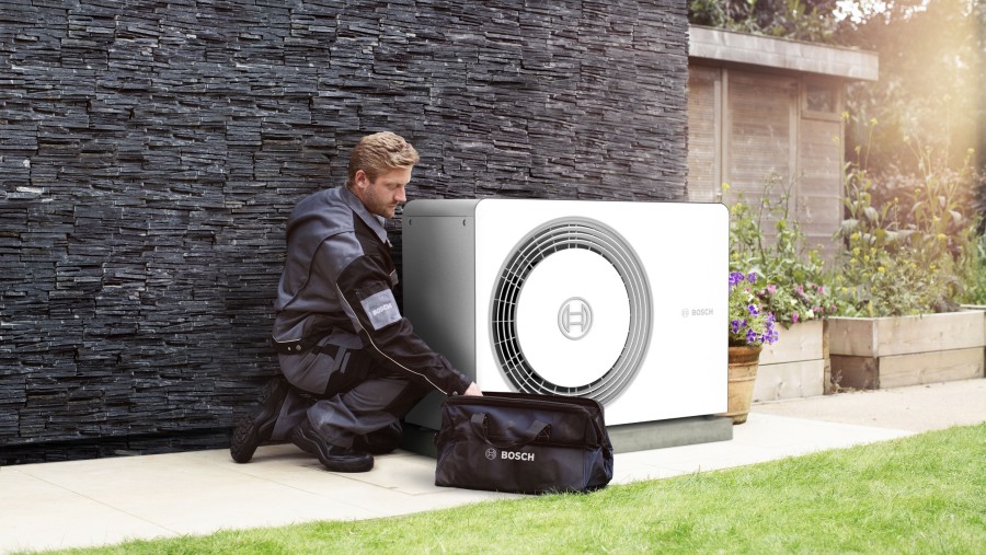 Installateur mit Compress 5800i AW im Garten