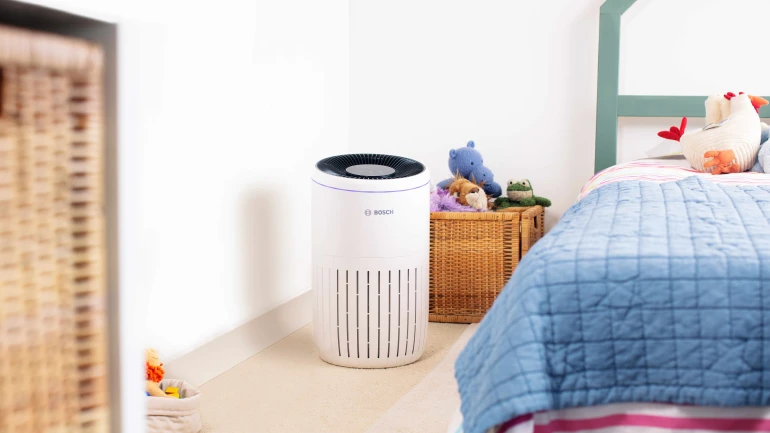 Air 4000 steht im Kinderzimmer neben dem Bett