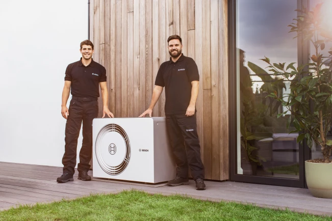 Bosch Installateure im Garten mit Compress 5800i AW