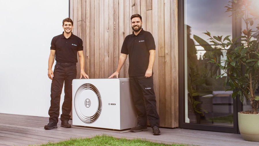 Bosch Installateure mit Compress 5800i AW Wärmepumpe Bosch Installateure mit Compress 5800i AW Wärmepumpe