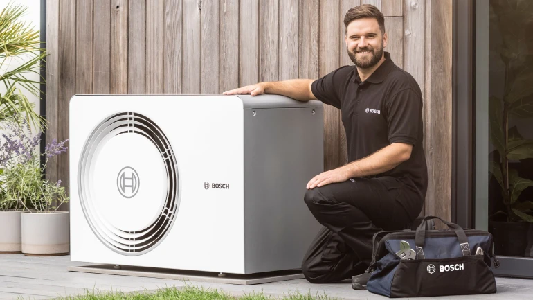 Installateur draußen mit Compress 5800i AW von Bosch