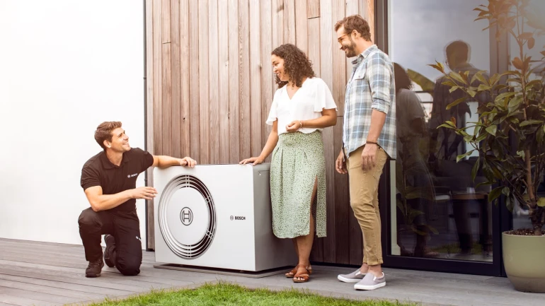 Kinder spielen auf Boden. Bild ist KI-generiert.