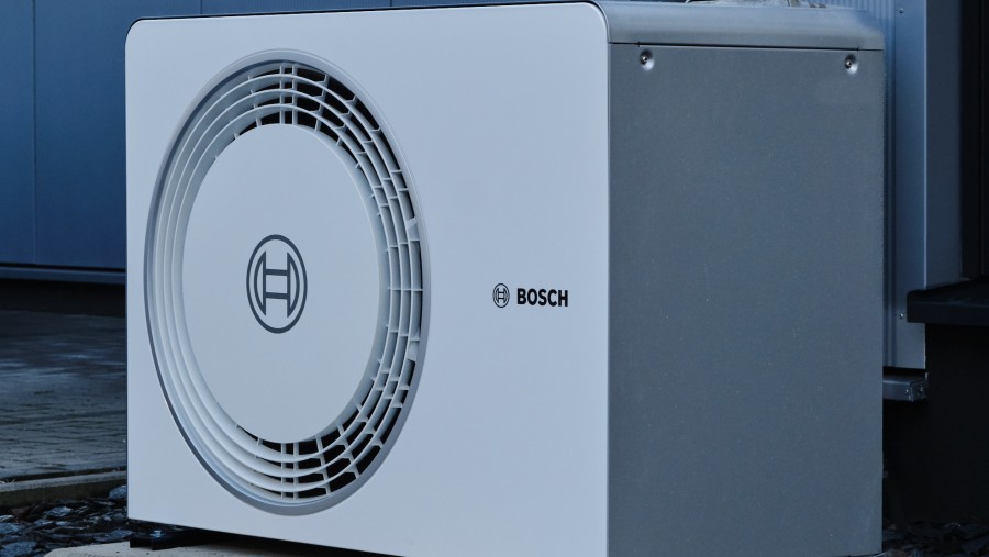 Eine Bosch Wärmepumpe steht im dunkeln da. Eine Bosch Wärmepumpe steht im dunkeln da.