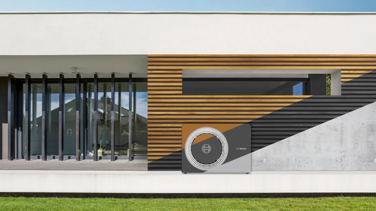 Durch hochwertige Premiumfolierung können Wärmepumpen von Bosch einfach an die Hausfassade angepasst werden.