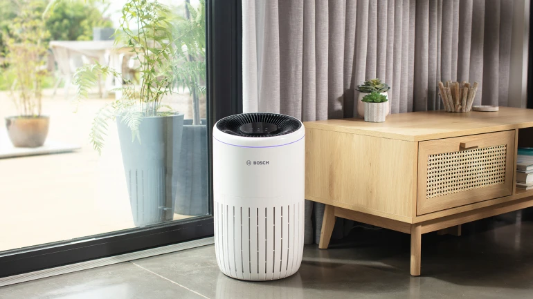 Luftreiniger Air 4000 im Wohnzimmer neben dem Balkon