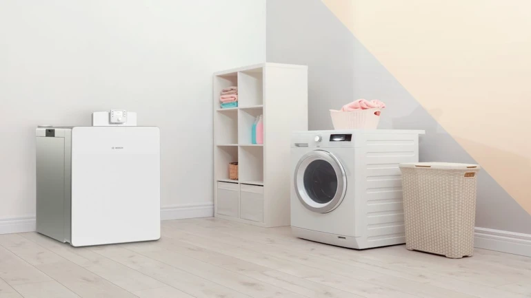 Die Ölheizung Olio Condens 8000i F von Bosch steht in einem Hauswirtschaftsraum.