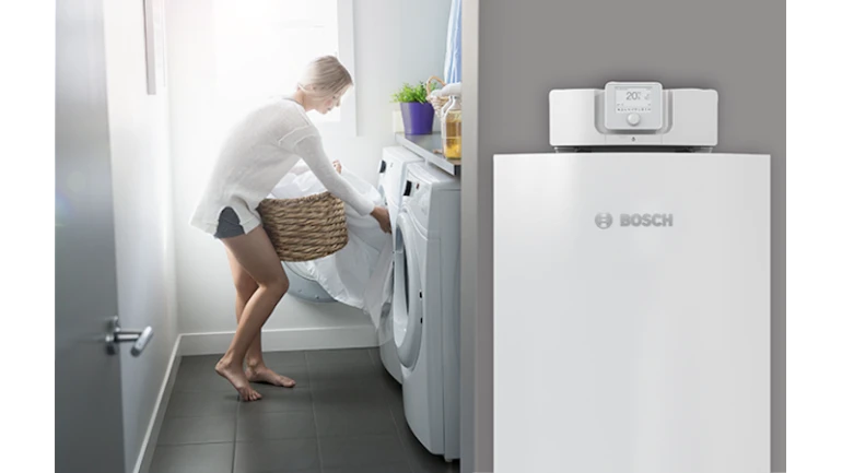 Gas-Brennwertkessel im Haushalt integriert, nebenan eine Waschküche