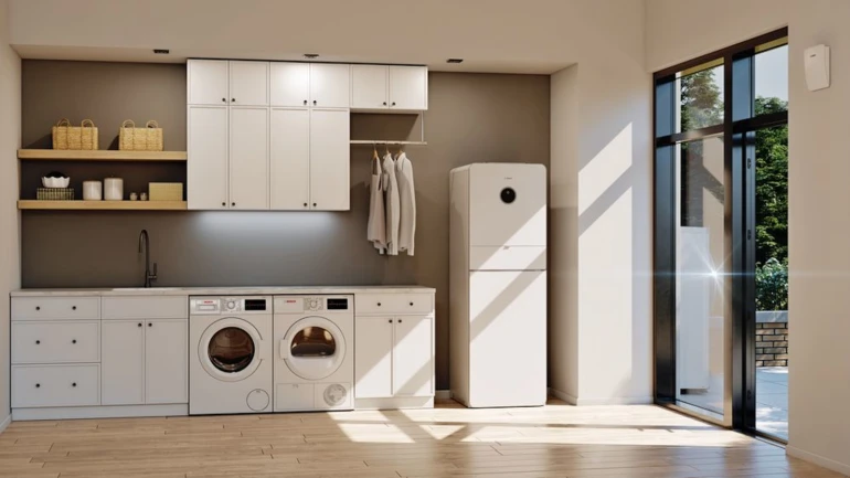 Die Luft-Wasser-Wärmepumpe Compress 7400i AW von Bosch steht im Hauswirtschaftsraum.