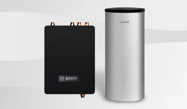 Ein Pufferspeicher in Edelstahl und eine Frischwasserstation von Bosch