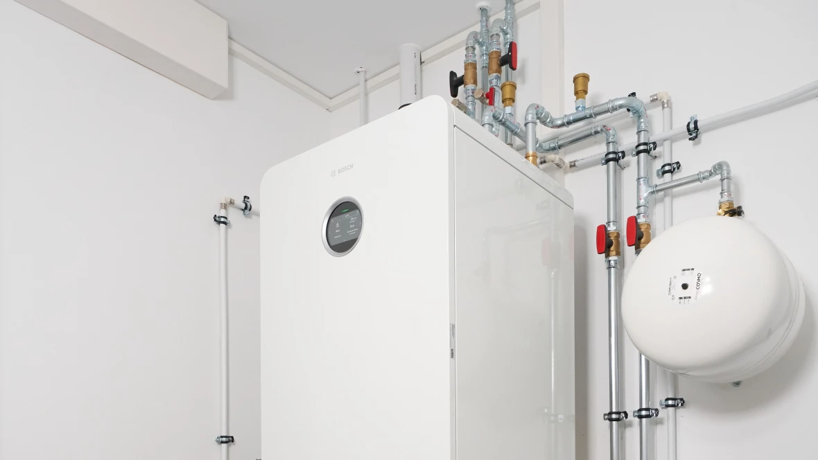 Bosch Compress 5800i AW Wärmepumpe Seitenaufnahme