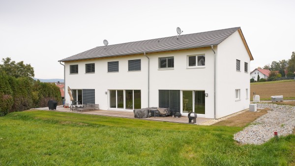 Referenzobjekt in Cham: In der Oberpfalz versorgen drei Luft-Wasser-Wärmepumpen Compress 5800i AW drei Reihenhäuser mit je 130 m² Wohnfläche.