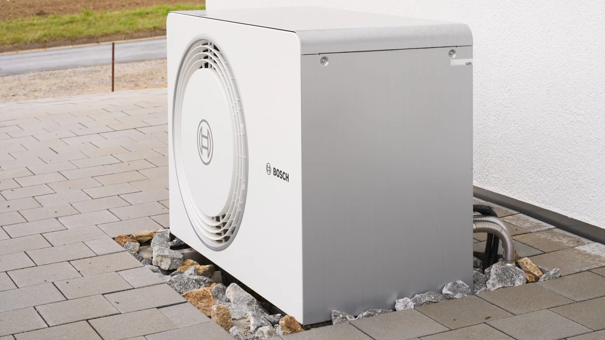 Bosch Compress 5800i AW Außeneinheit vor Neubau