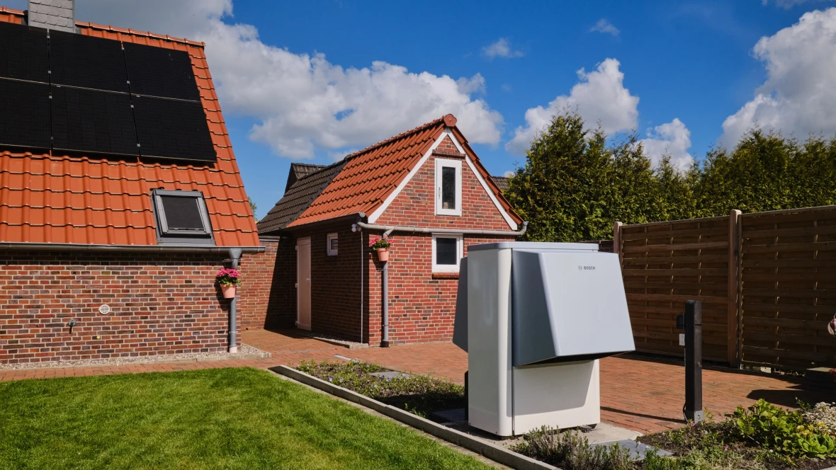 Hybridsystem vor einem Haus.