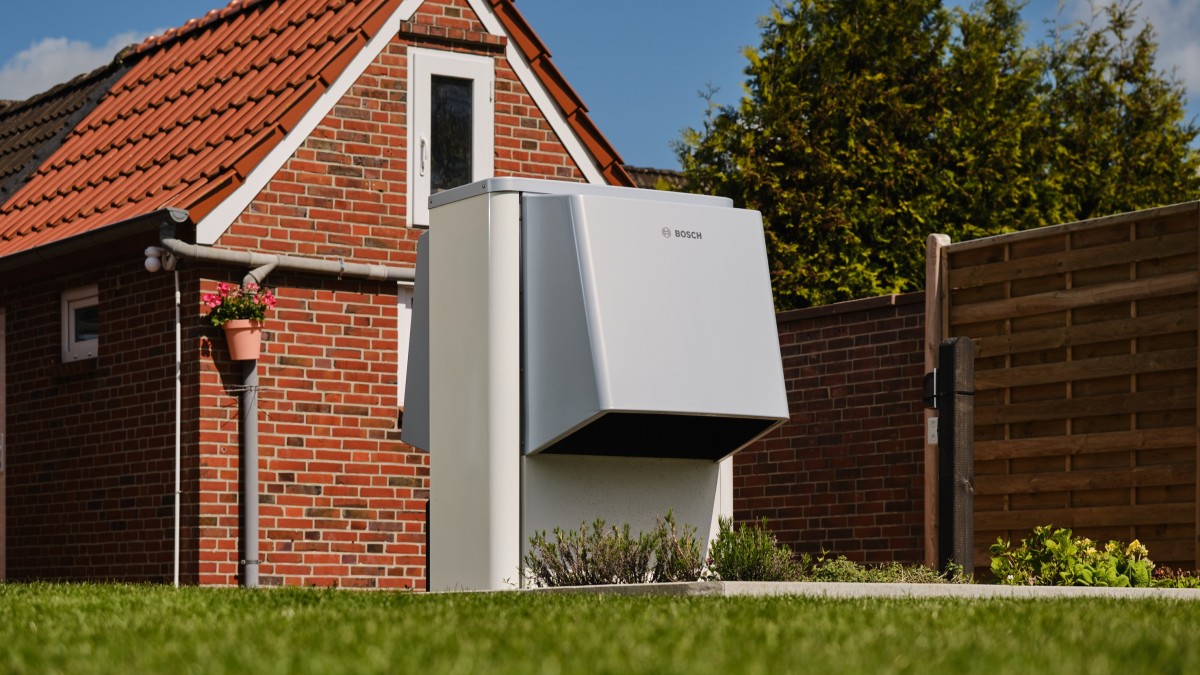 Hybridsystem vor einem Haus. Hybridsystem vor einem Haus.